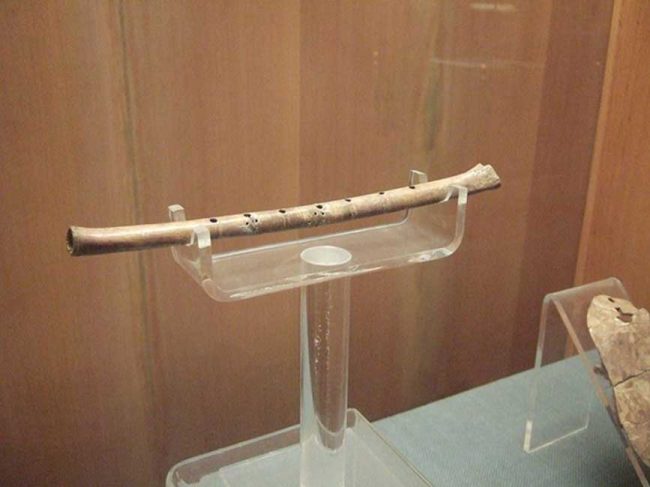 Çin'in Jiahu şehrinde keşfedilen bir neolitik kemik flütü.