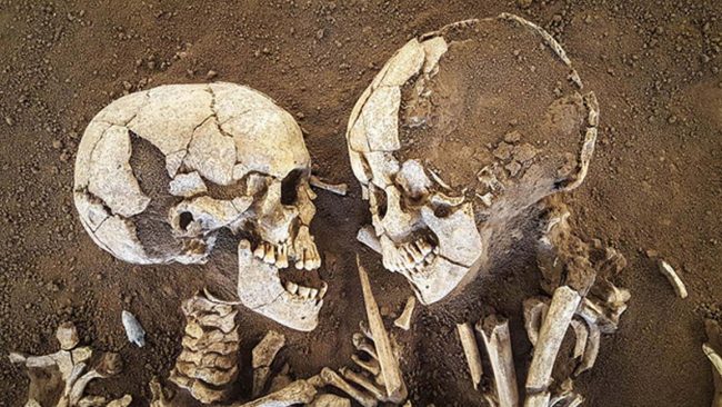 Genç aşıkların hala birbirlerine bakıyor gibi görünen kafaları.