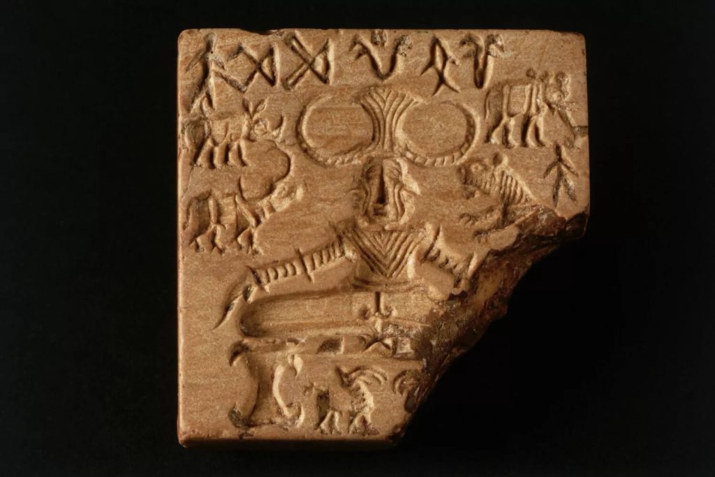 Yeni Delhi Ulusal Müzesi'nde sergilenen İndus Vadisi Uygarlığına ait olan' MÖ 2500 ile 2400 yılları arasına ait olan taş mühür.