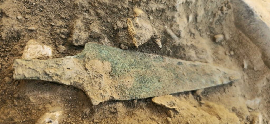 Mezarda bulunan bronz hançer. Kaynak: Keshikchidagh Devlet Tarihi ve Kültürel Koruma Alanı