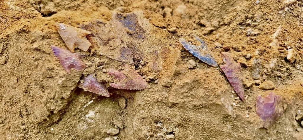 Kurgan’dan çıkarılan ok uçları; aralarında obsidyen ve çakmaktaşı örnekleri de bulunmaktadır. Kaynak: Keshikchidagh Devlet Tarihi ve Kültürel Koruma Alanı